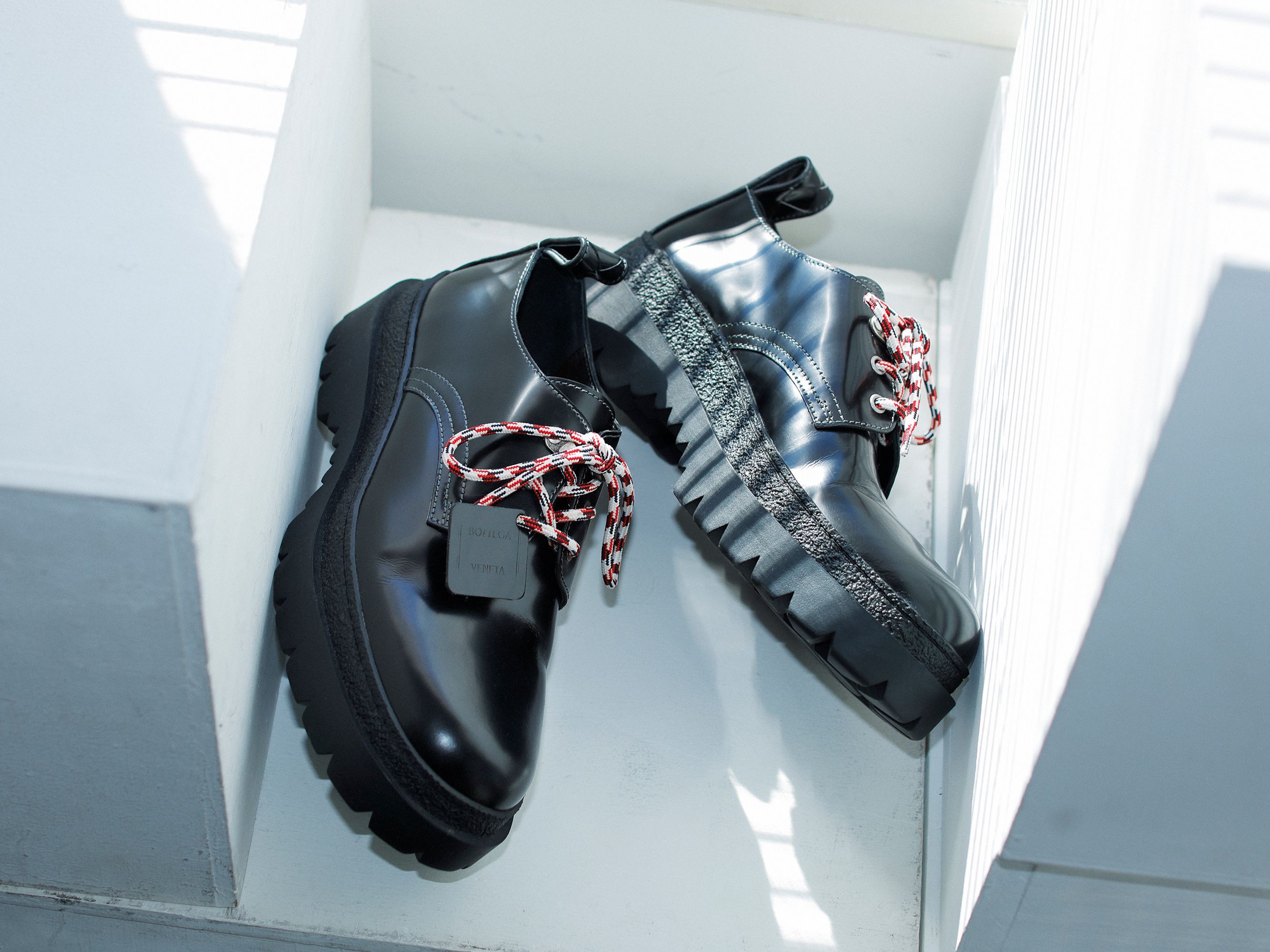 ワイドパンツに合わせるなら、ボッテガ・ヴェネタのフットウェア