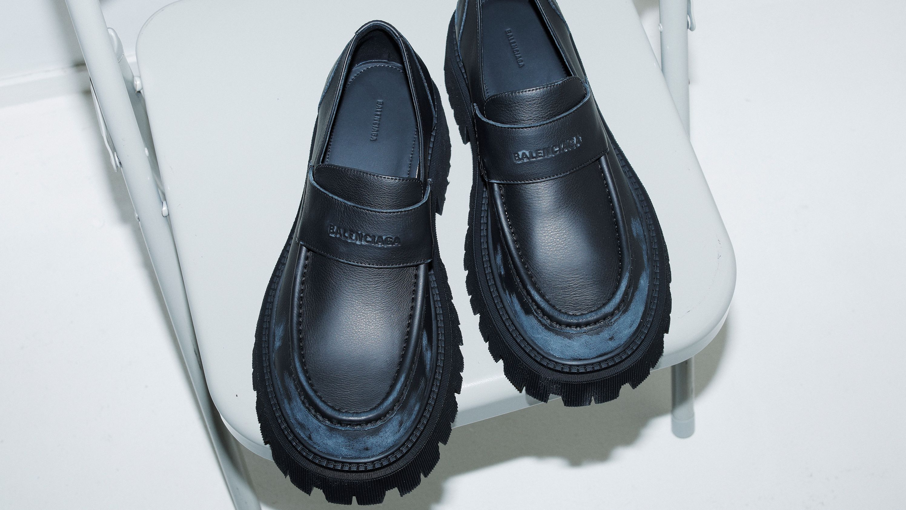 バレンシアガの黒いフットウェア、買いはどれ？──特集：今どき顔の