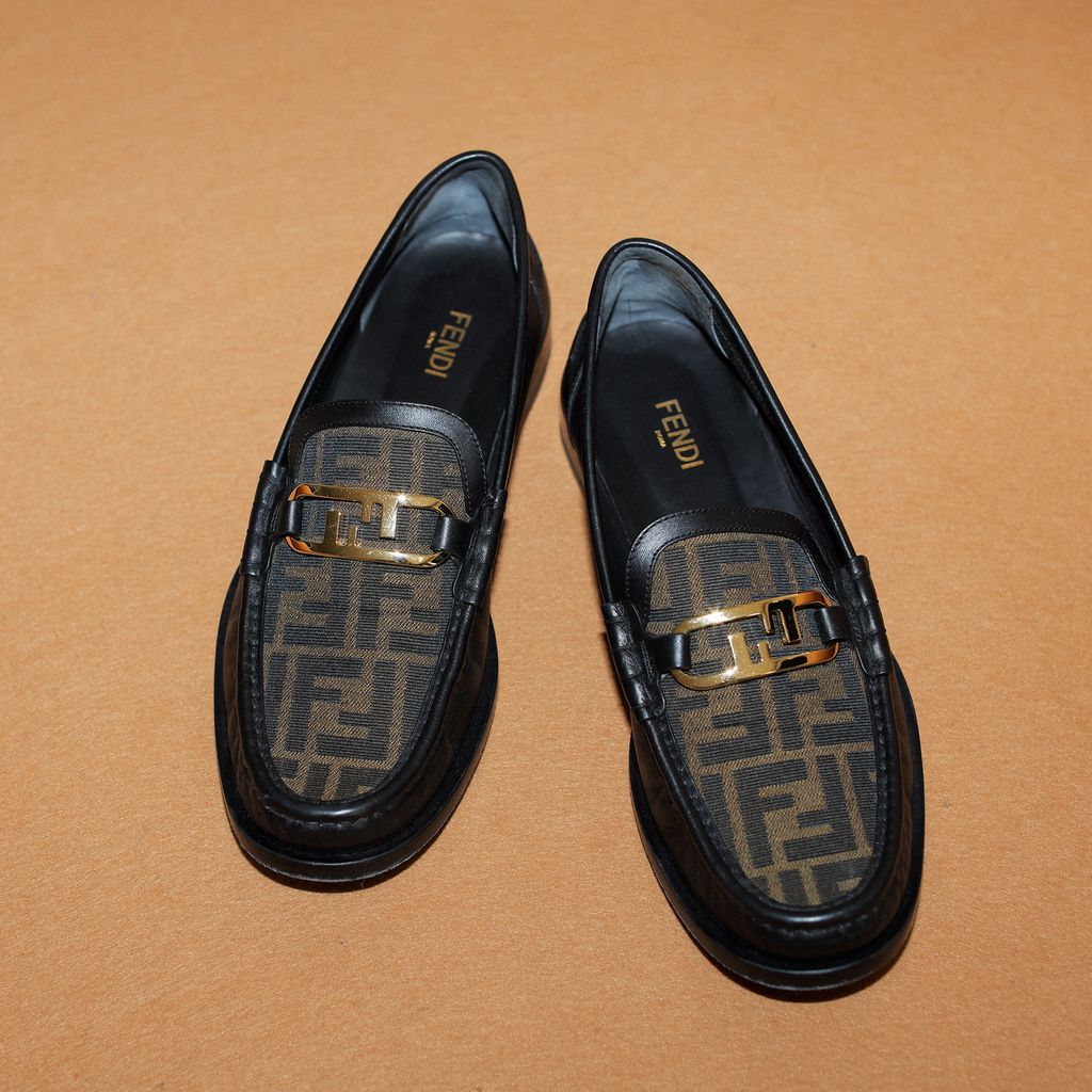 ギャラリー：フォーマルにもカジュアルにもフィットする、フェンディの