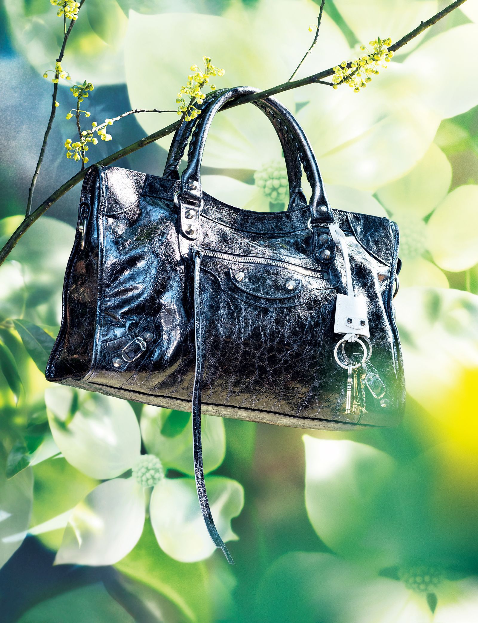 バレンシアガの「ル シティ」──5月の最旬ベストバイ・アイテム | GQ