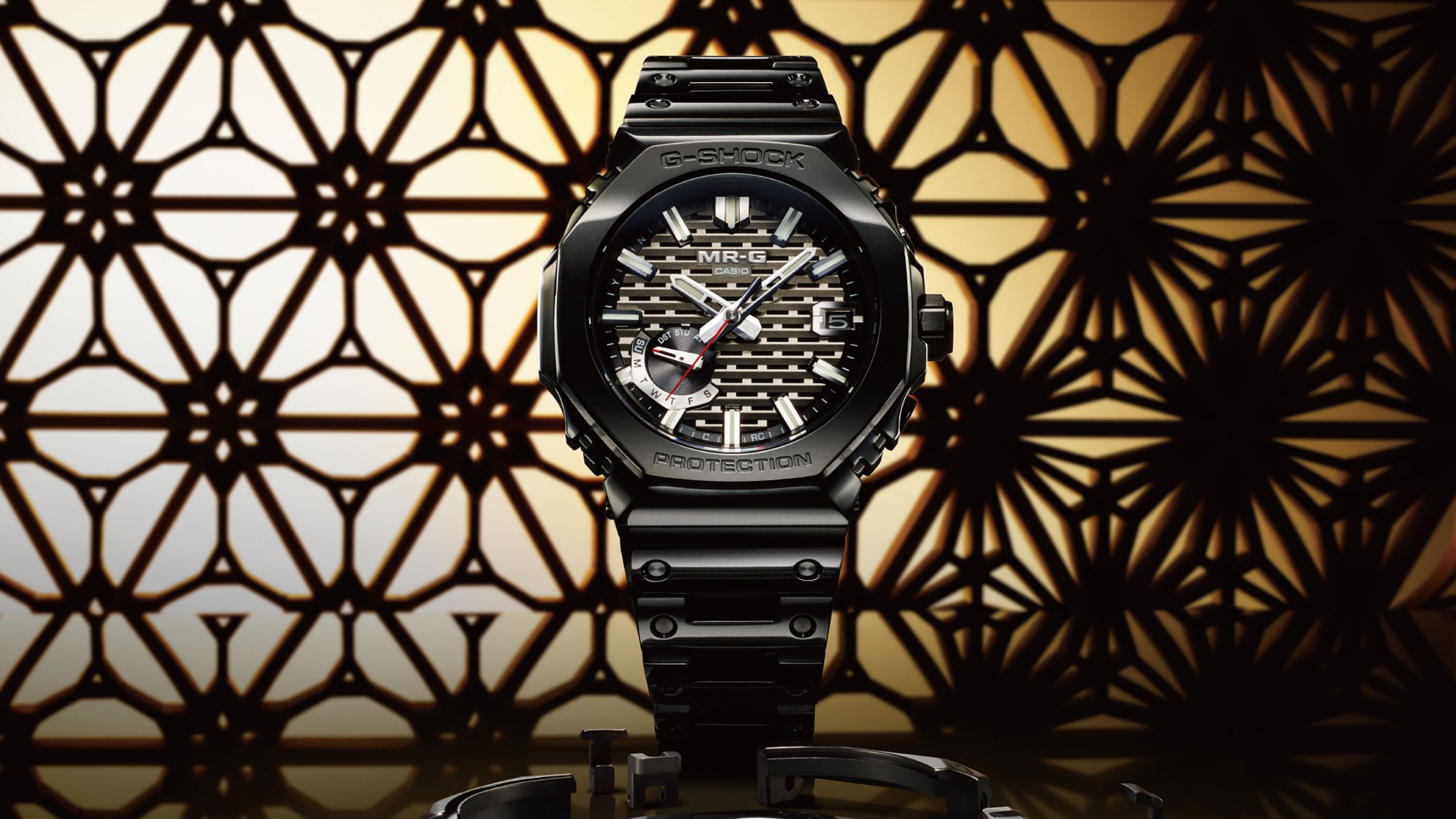 G-SHOCKのNEWモデルは、64万9000円！ 格子状の立体文字盤が斬新