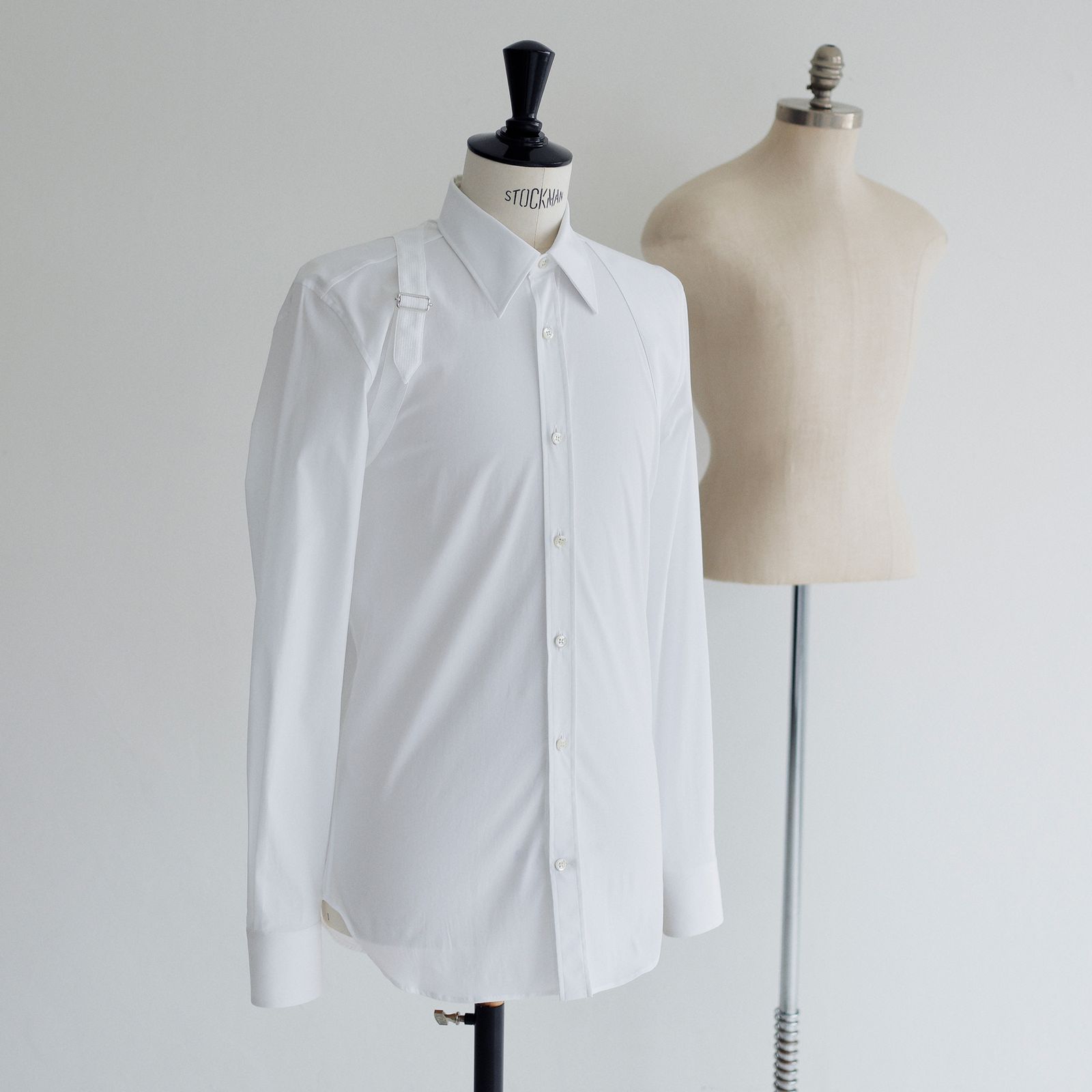 アレキサンダー・マックイーンの新作シャツは、目を引くディテールで差