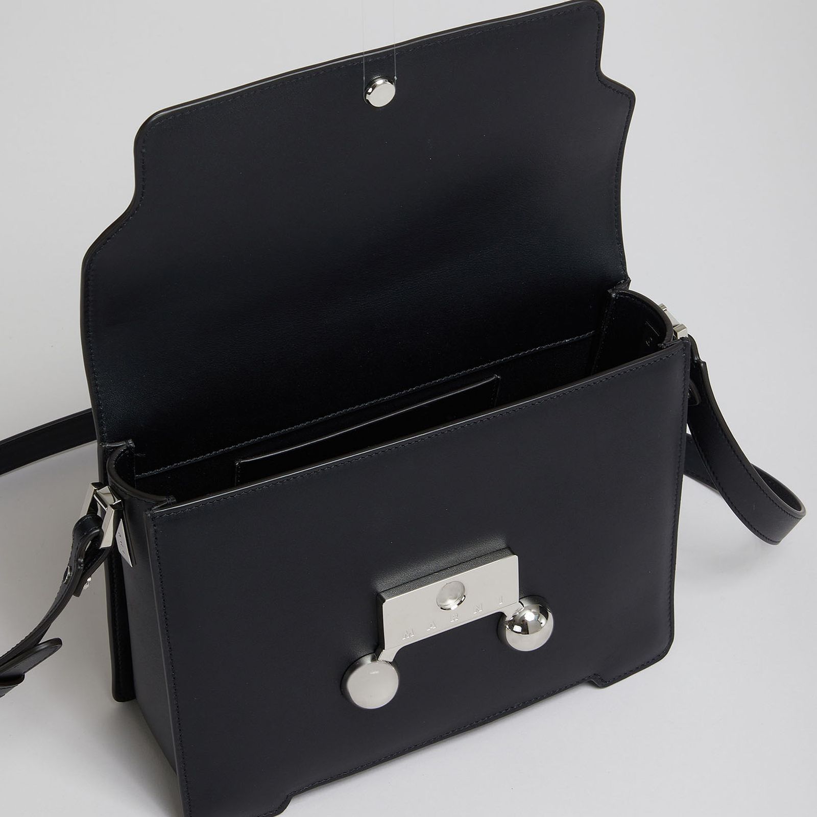 マルニの新作バッグ「トランカルー」──アイコニックなビッグスタッズ