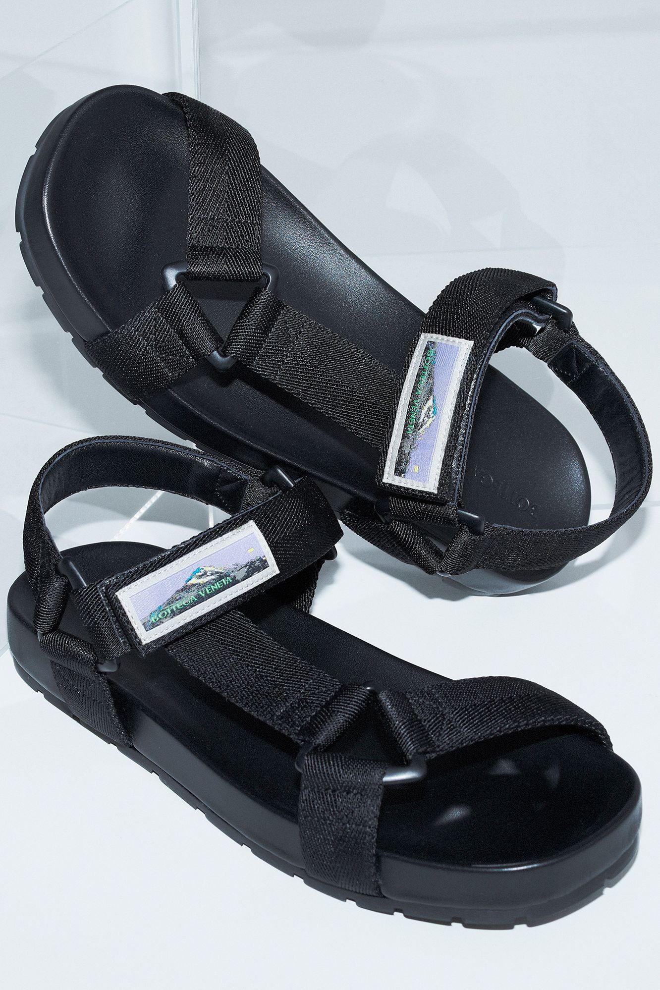 サンダルで取り入れる、ボッテガ・ヴェネタのクラフツマンンシップ