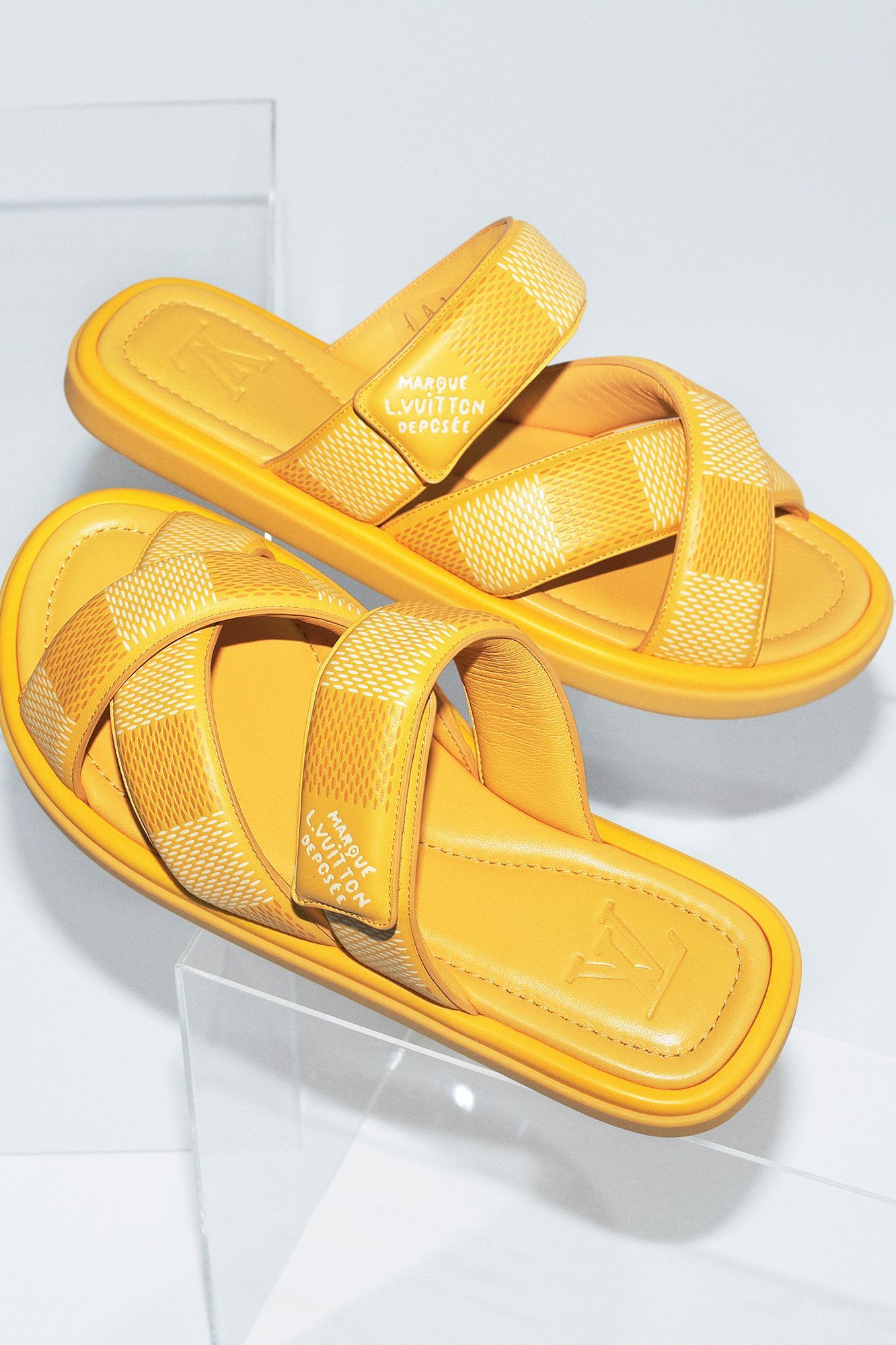 ポップに足取り弾むルイ・ヴィトン──2024年夏、サンダルの正解 | GQ