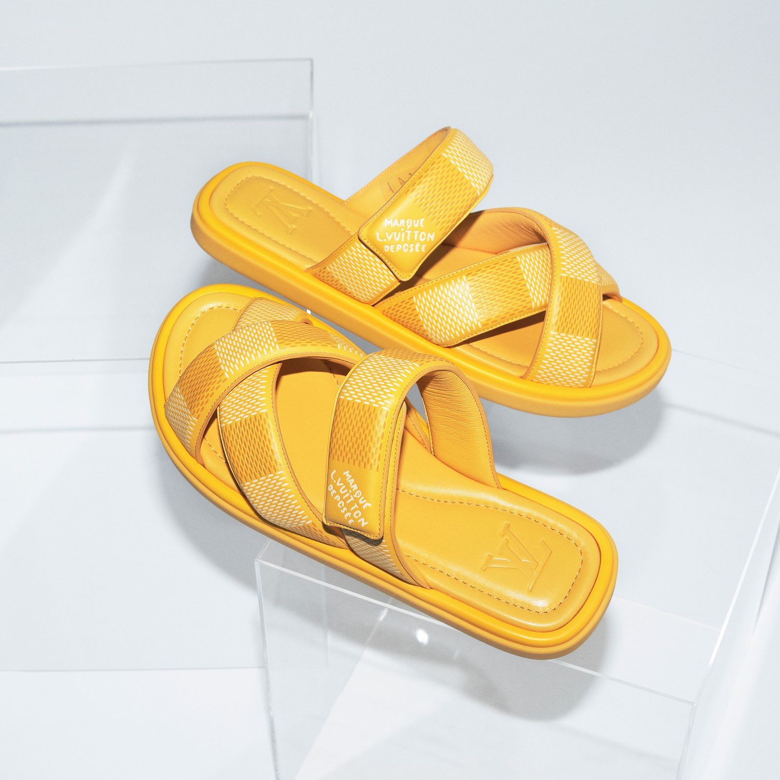 ポップに足取り弾むルイ・ヴィトン──2024年夏、サンダルの正解 | GQ