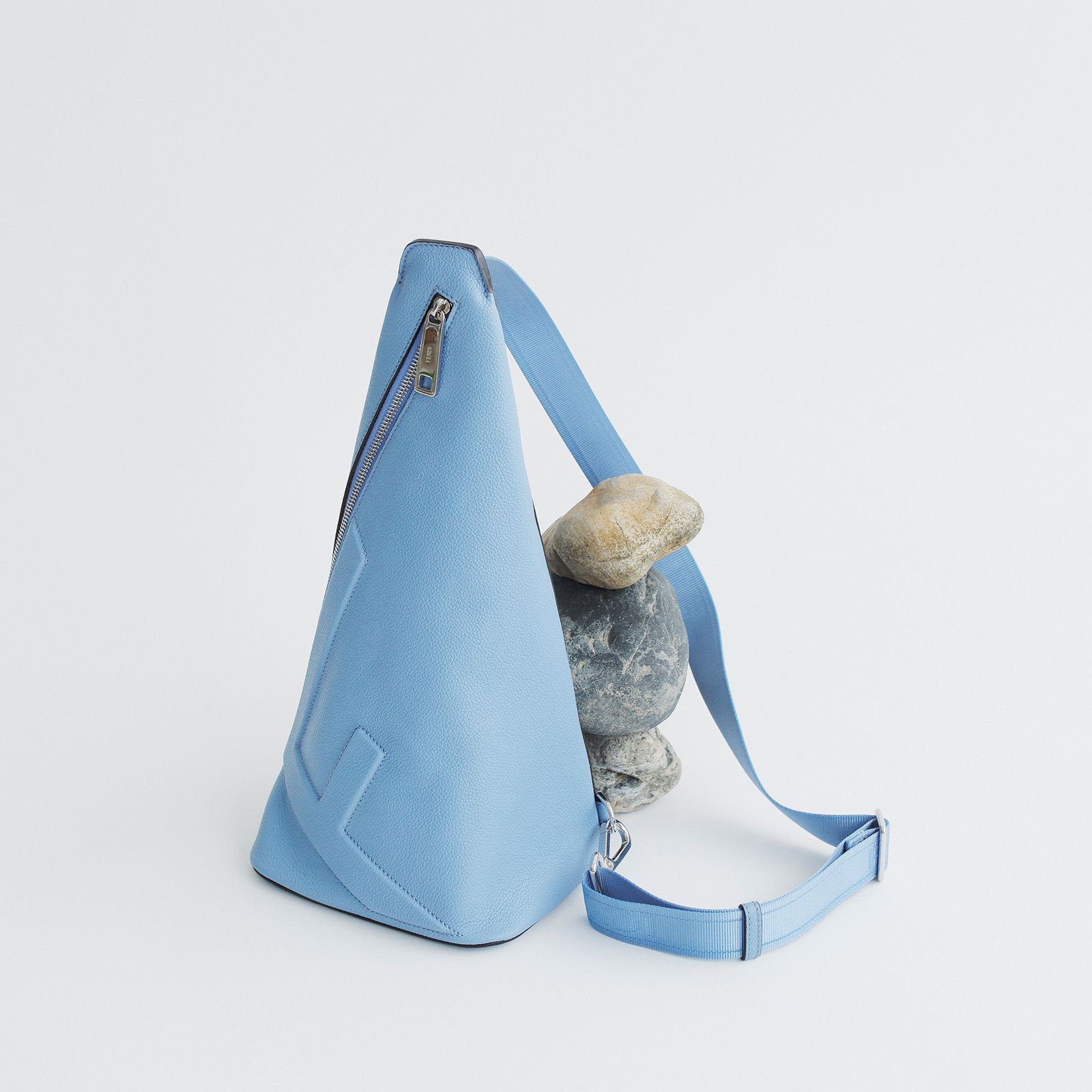 フェンディは「FF」ロゴがモダンさを引き立てる──夏のビーチ