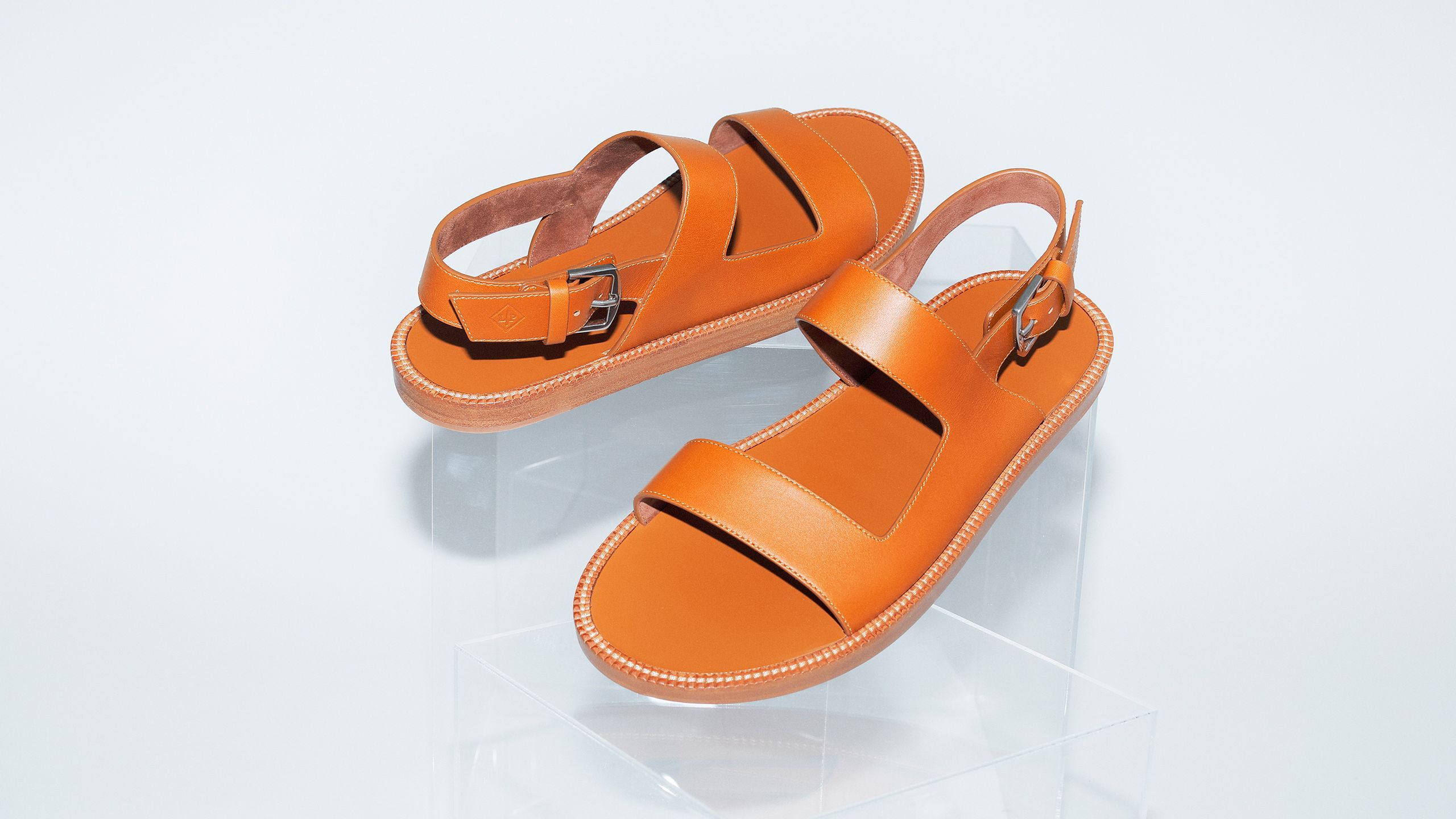 職人技と優雅なデザインで魅せるロロ・ピアーナ──2024年夏、サンダル