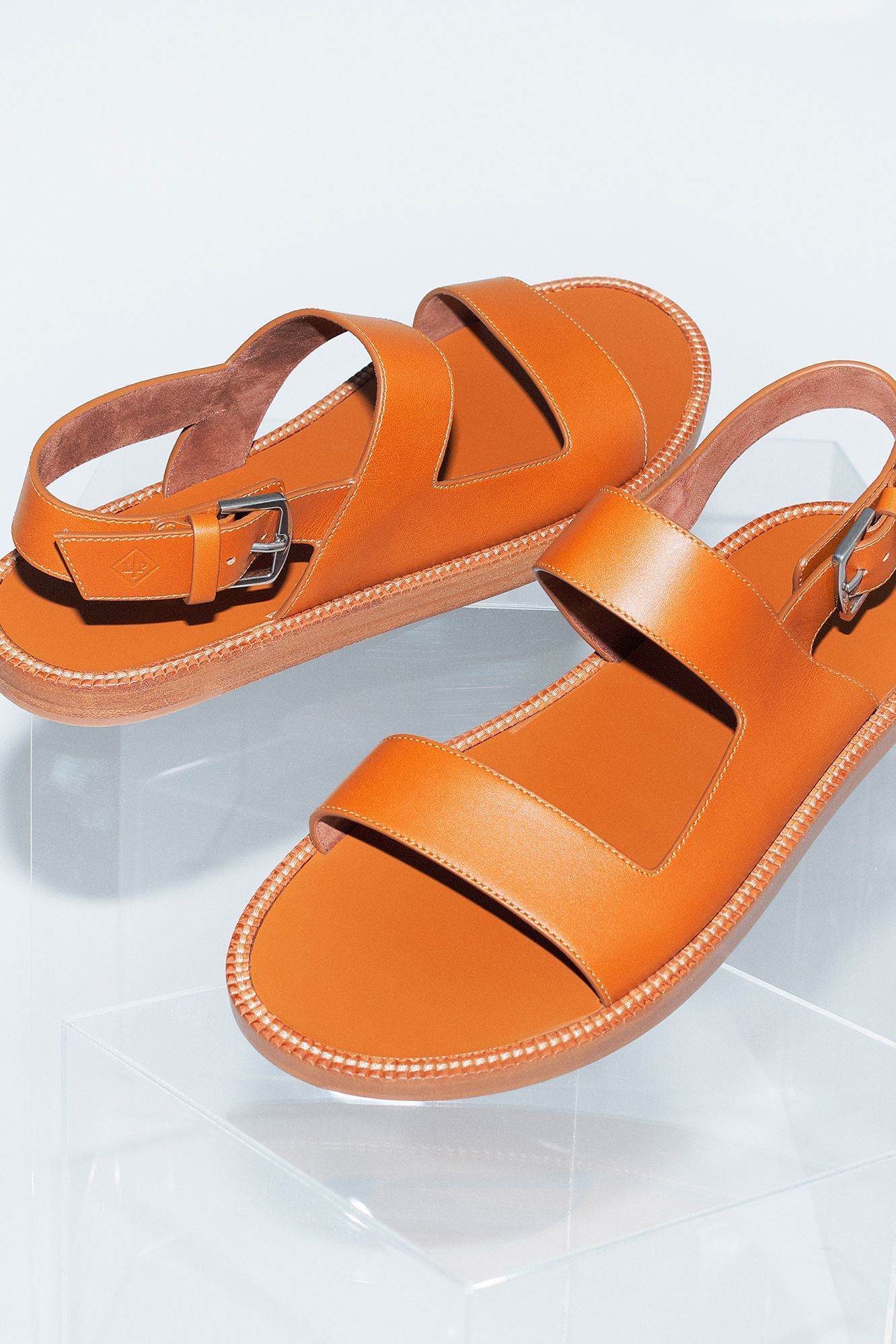 職人技と優雅なデザインで魅せるロロ・ピアーナ──2024年夏、サンダル