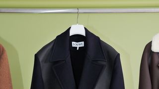 ギャラリー：シルエットで優雅に遊んだロエベ──特集：ロングが