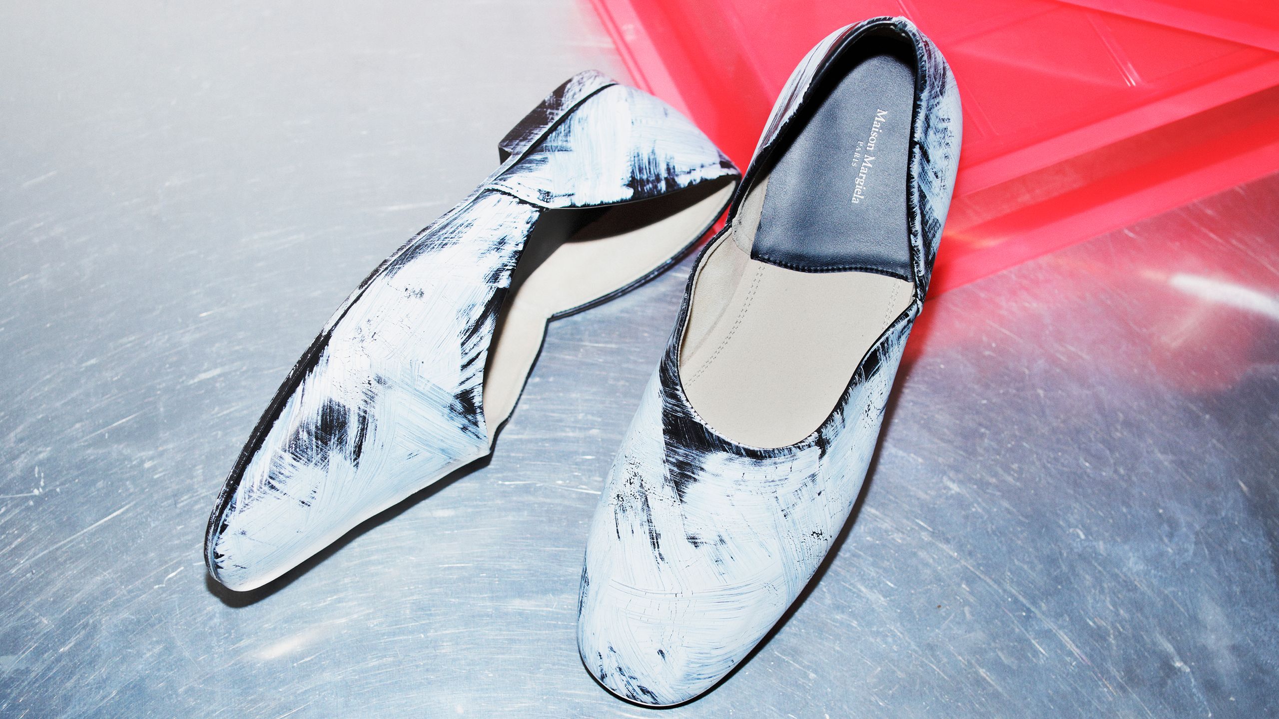 メゾン マルジェラを代表する傑作のひとつ、モードな「タビ」に