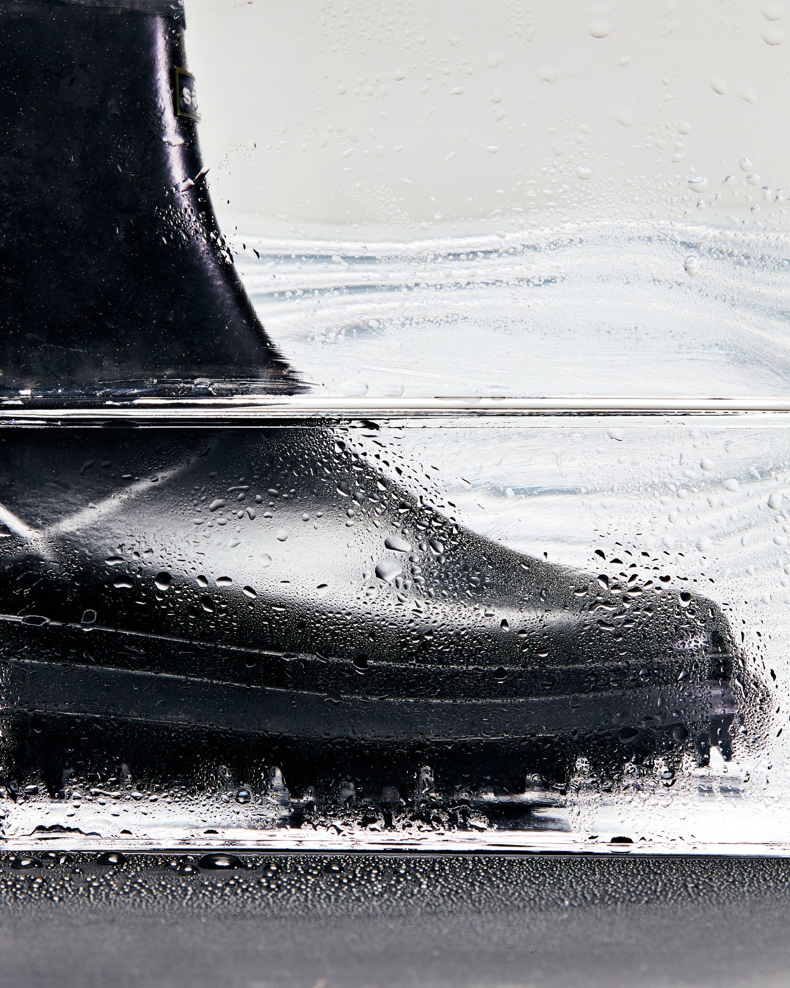 梅雨のスタイルを格上げするサカイのラバーブーツが登場 | GQ JAPAN