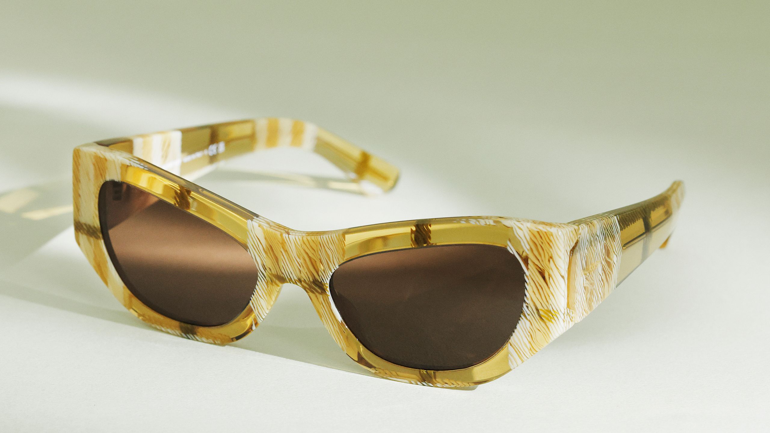 アイコニックなチェック柄を随所に散りばめたバーバリー──夏がくる前