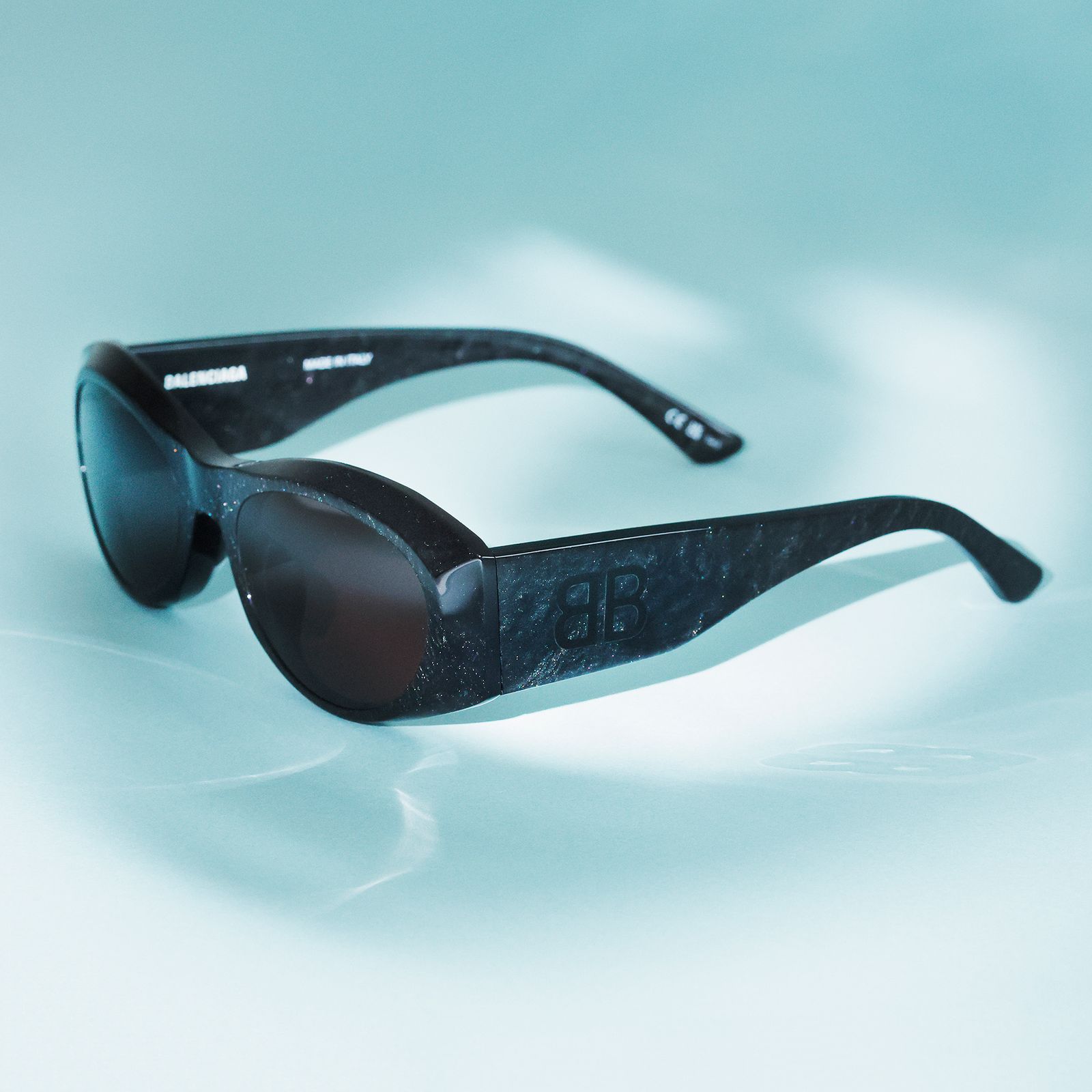 モード色全開でつけ心地も抜群なバレンシアガ──夏がくる前に押さえて