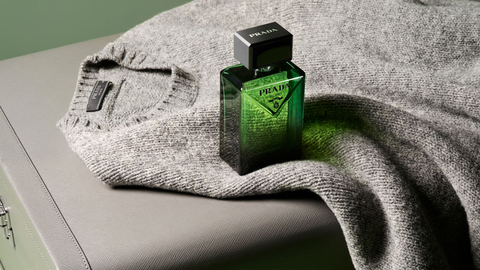 プラダ ビューティの新たなメンズ用香水「プラダ パラダイム オーデ