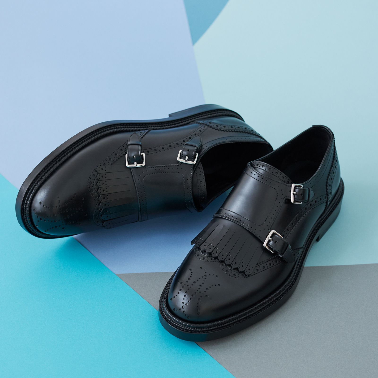 ドレスの品格に、都会的なボリュームを吹き込むエルメス──冬の決定打