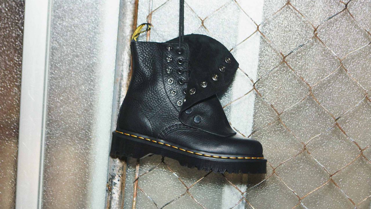 リミ フゥがドクターマーチンの定番モデルを再解釈したボタンブーツを