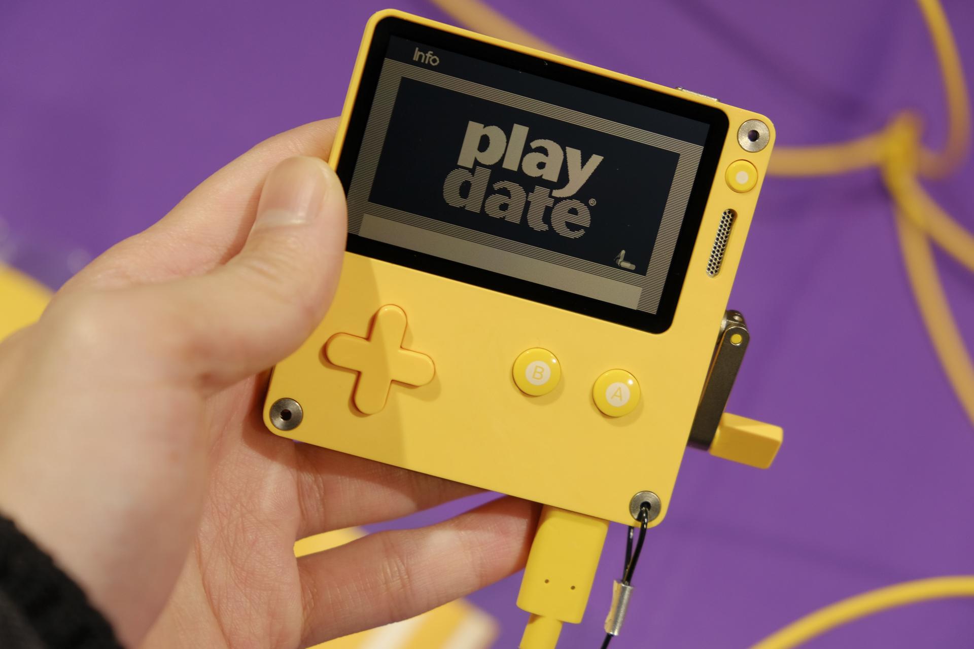 た、楽しくむずい…！ クランクを回して遊ぶ小型ゲーム機｢Playdate