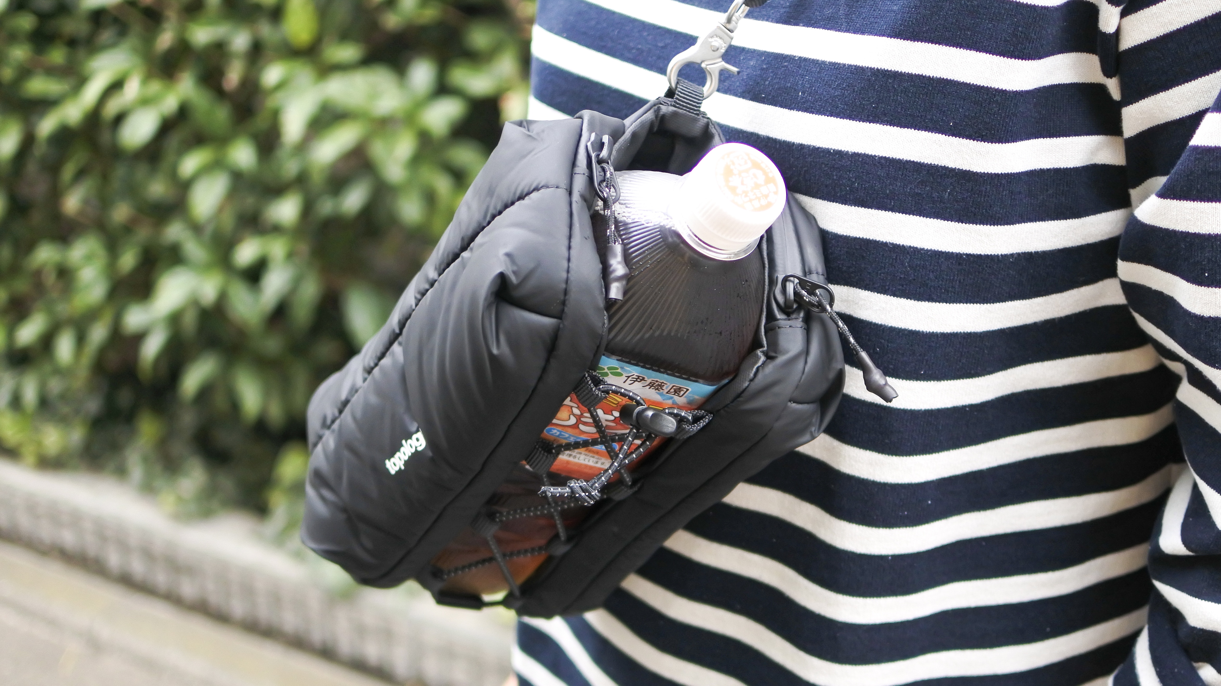 ペットボトルを確実に収納。ストラップとの組み合わせも楽しい