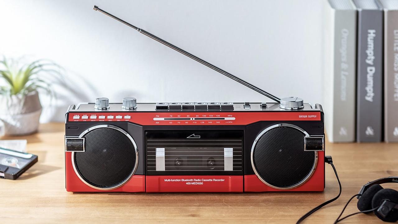 昭和レトロ感たっぷり。だけどスマホやUSBともつながる便利なラジカセ