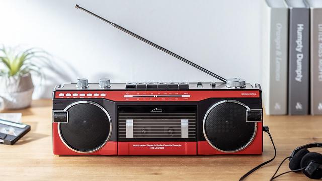 昭和レトロ感たっぷり。だけどスマホやUSBともつながる便利なラジカセ