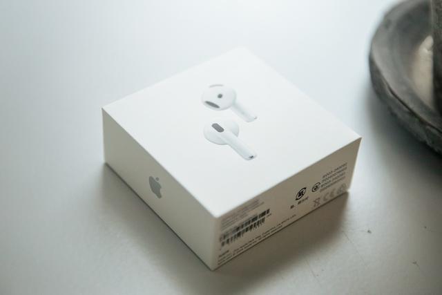 AirPods Proを3年愛用している僕が｢AirPods 4｣を開封してみた