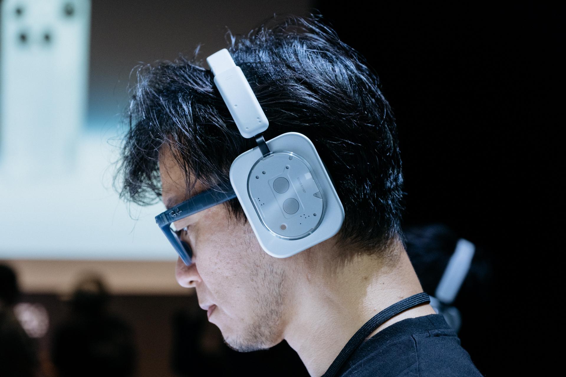 見た目はユニーク、でもしっくりくる。Nothing初のヘッドホン触ってき