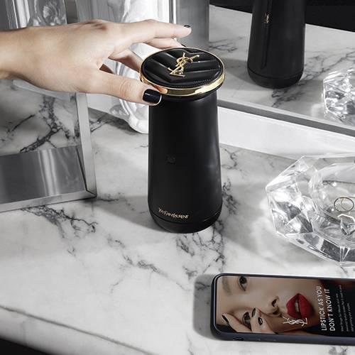 イヴ・サンローランがパーソナライズ口紅を発表。これ1台で数千色を