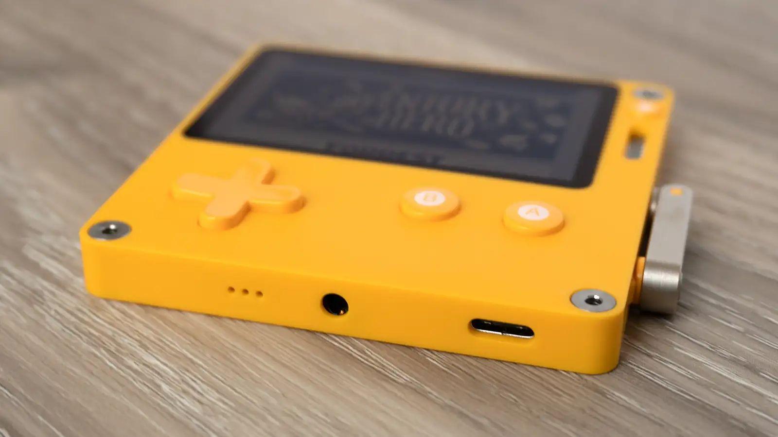 クランクを回して遊ぶPlaydate、可愛いしポテンシャル大