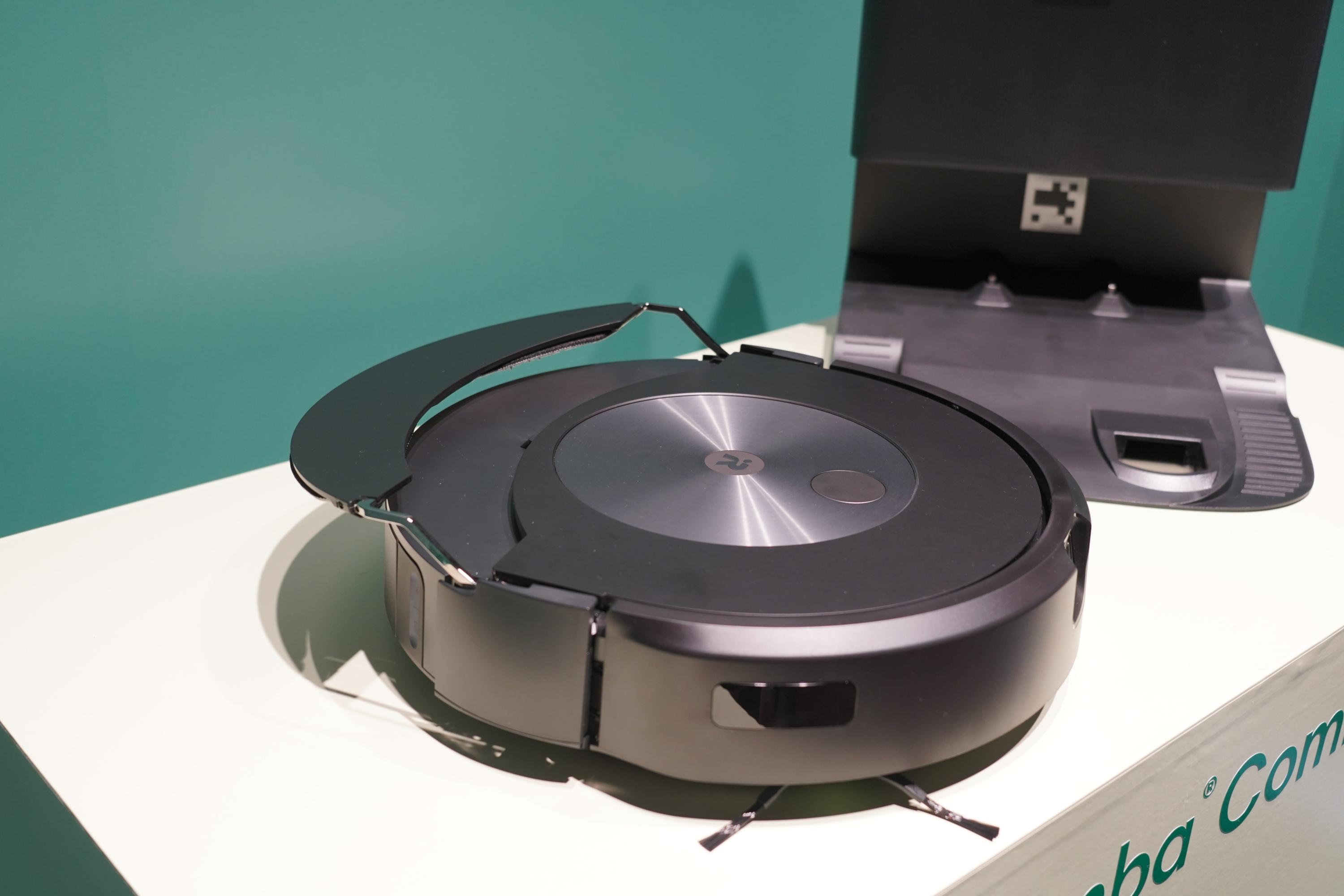 ルンバも変形する時代。｢ルンバ コンボ j7+｣の水拭きなら、じゅうたん