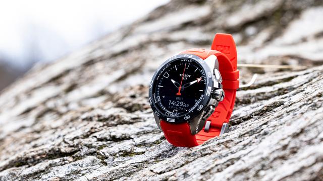 ガラスをタッチで便利な機能にすぐアクセス。天気や方位がわかる腕時計