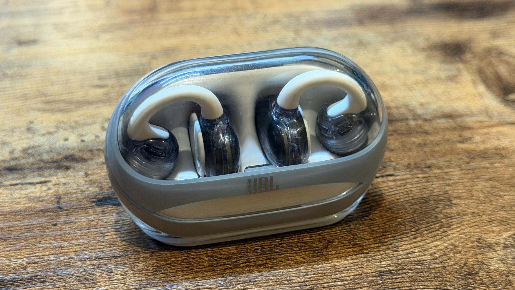 JBL初のイヤーカフ型イヤホン「Soundgear Clips」の実力をチェック