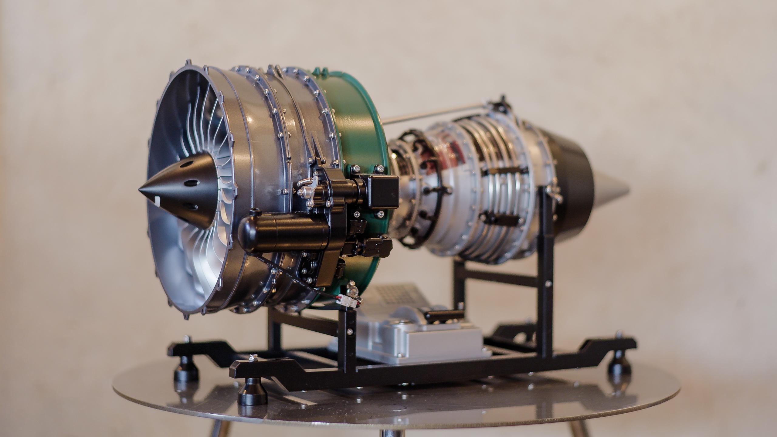 ジェットエンジンが丸裸。機械を愛する人にオススメしたい迫力の工学