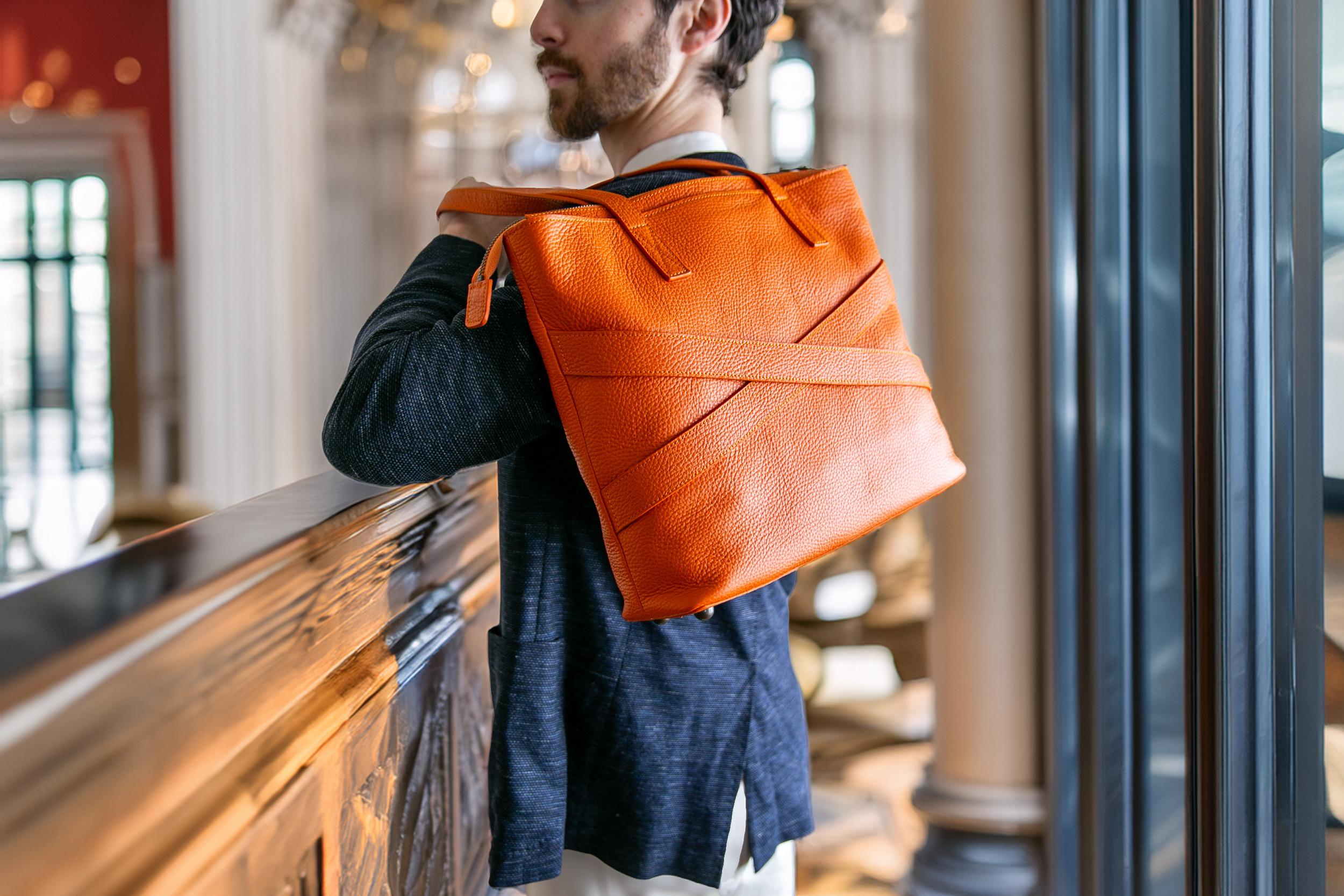 ジャケットも掛けられる。ミニマルなデザインに機能美が宿る日本製