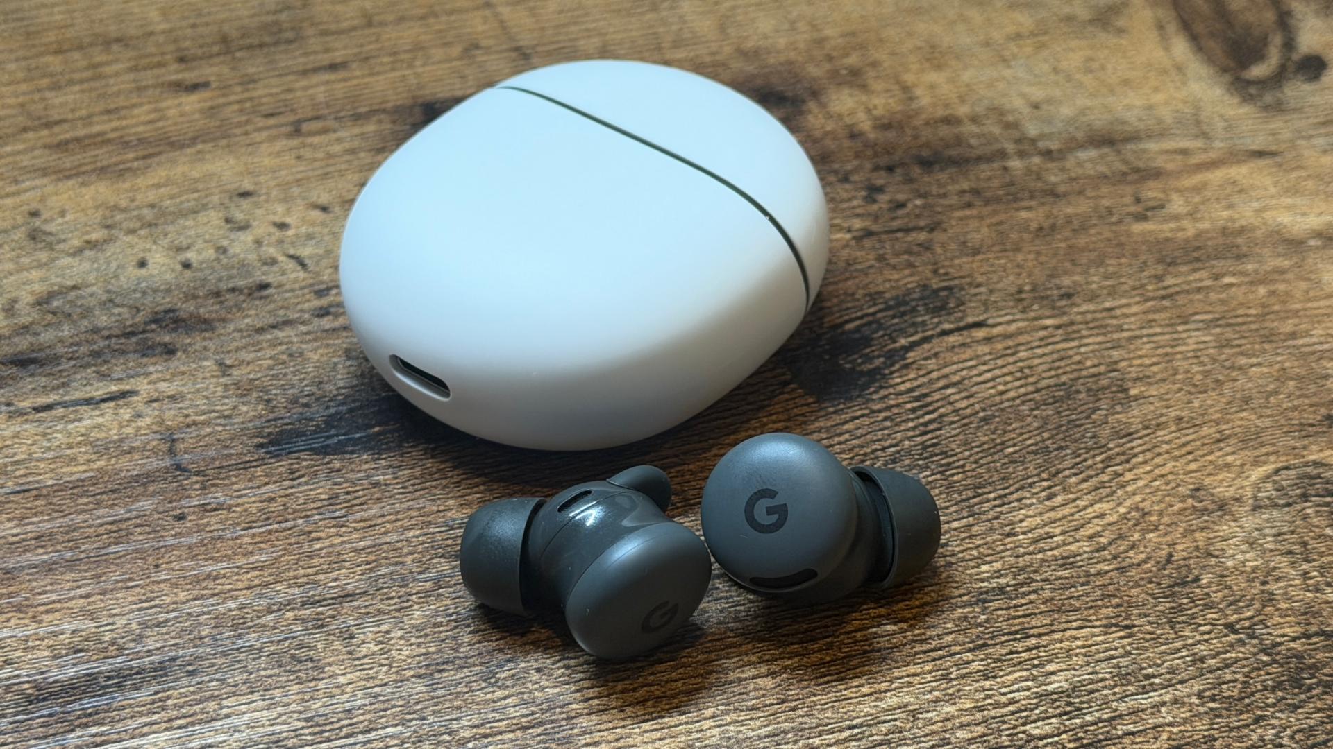 グーグルの最新ワイヤレスイヤホン「Pixel Buds 2a」レビュー：外観や