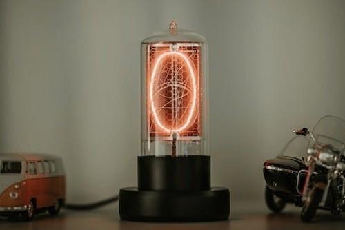 真空管の織り成すノスタルジー。ウクライナで復刻した1桁ニキシー管