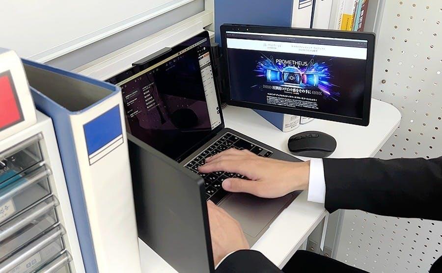 どこでも3画面で仕事できる。ノートPCドッキング型デュアルモニターが