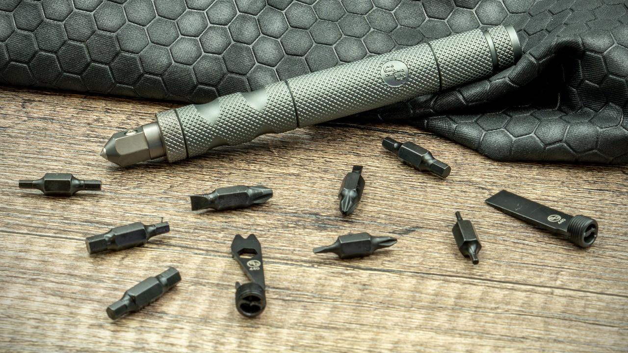 26種類の機能が詰まったペン型マルチツール。文房具の感覚で手軽に