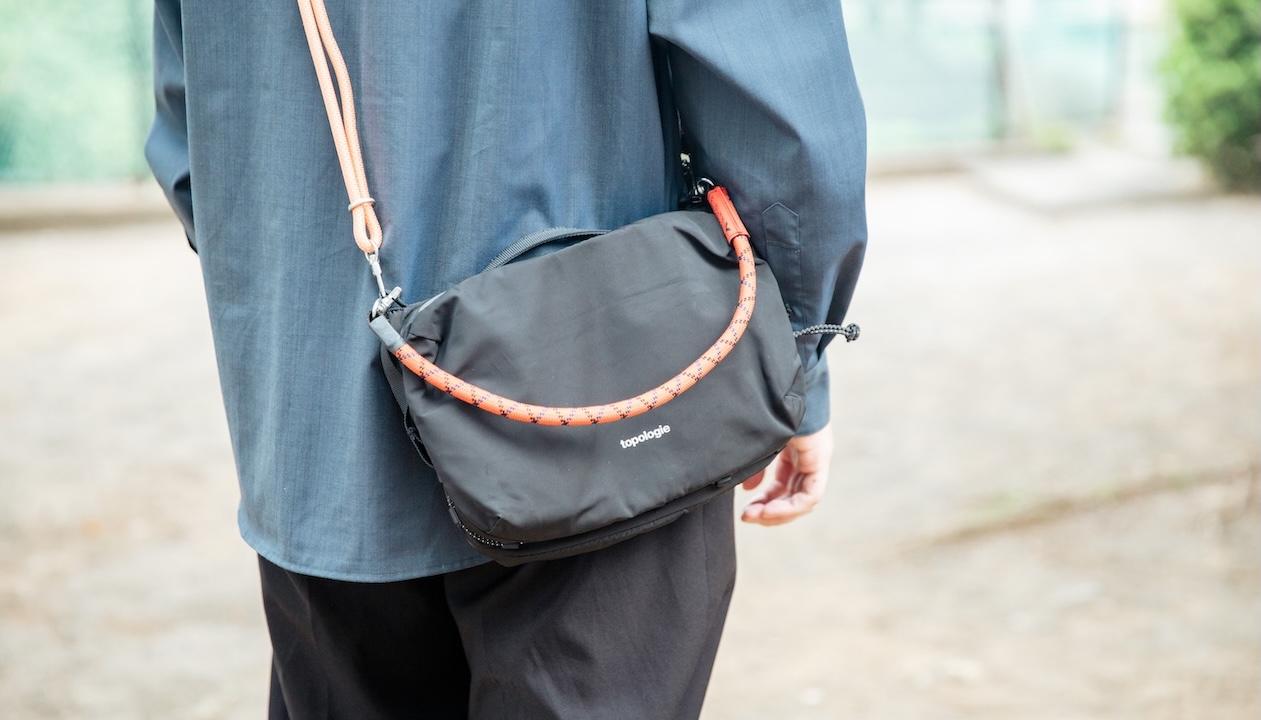 トポロジーのボトルサコッシュが「小さいバッグだと飲み物持ち歩き