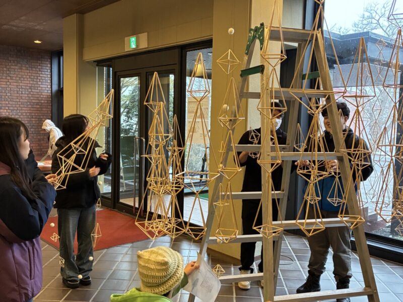 黒澤記念講堂に、フィンランドの伝統装飾品「ヒンメリ」が完成 - 酪農