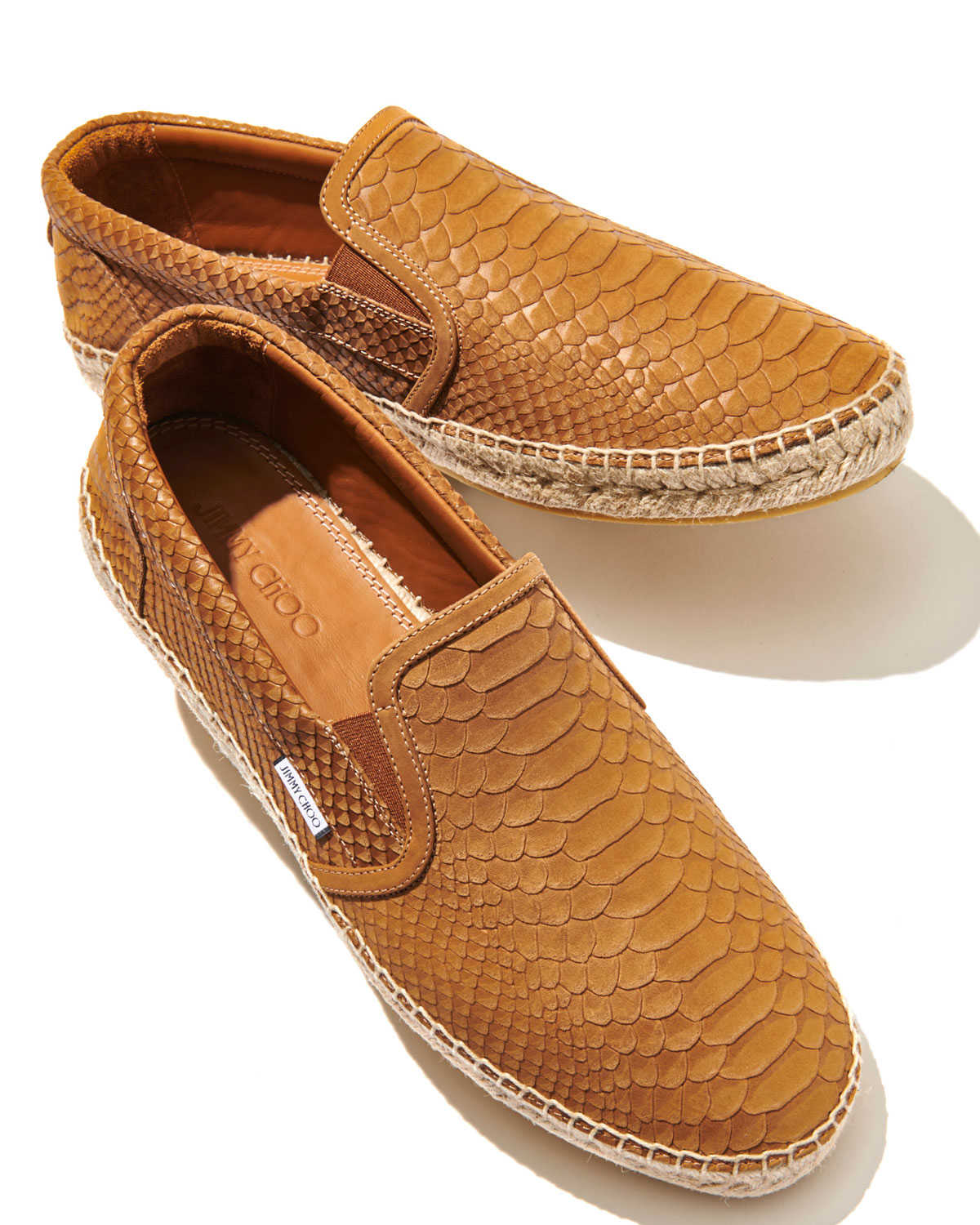 スリッポンが〈ジミー チュウ〉になると、 大人カジュアルはどう変わる