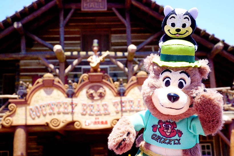 公式】あのアトラクションに登場する、クマたちのぬいぐるみバッジをご