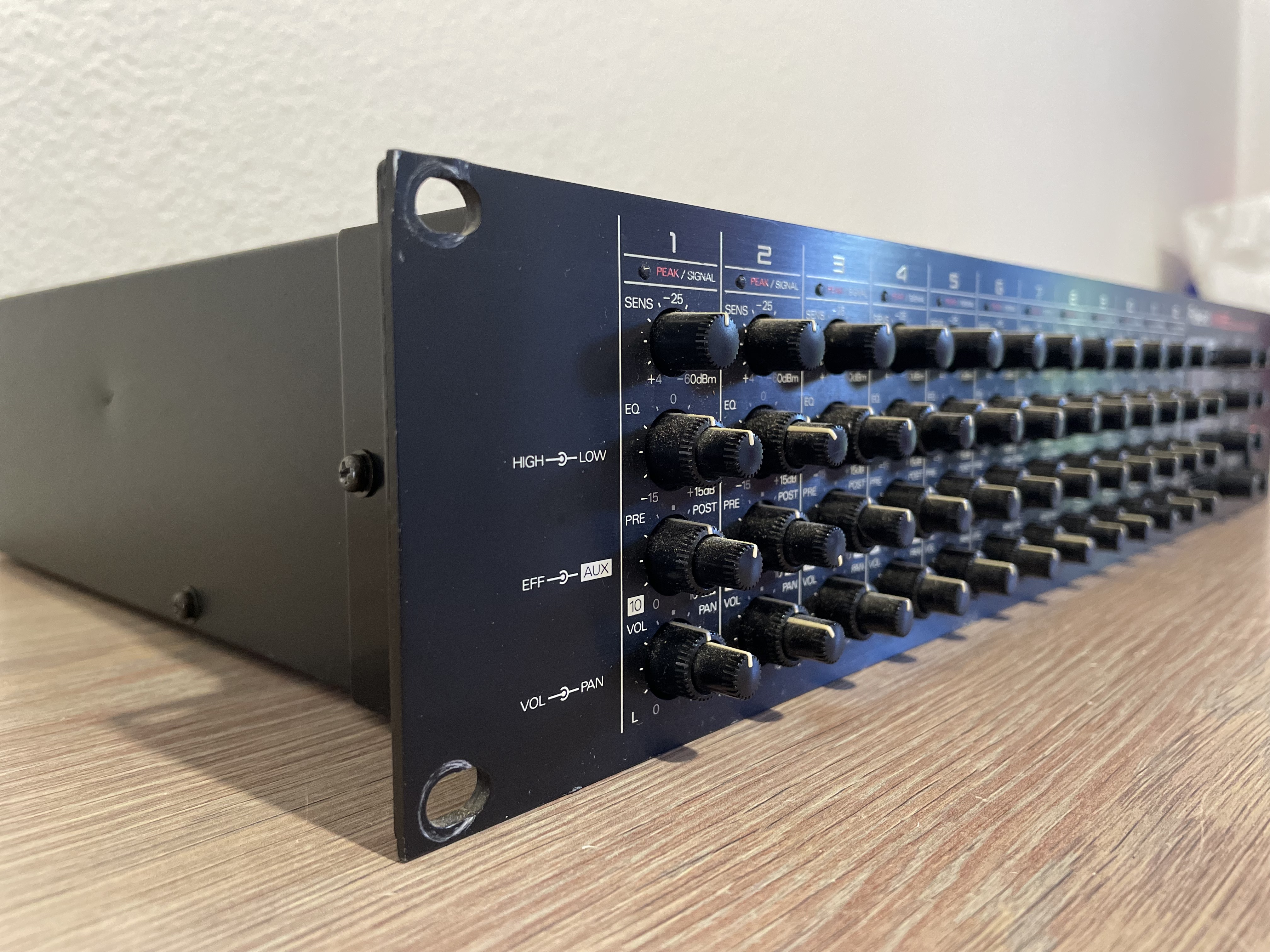 Roland アナログミキサーM-12E M-12E - Roland M-12E - Audiofanzine