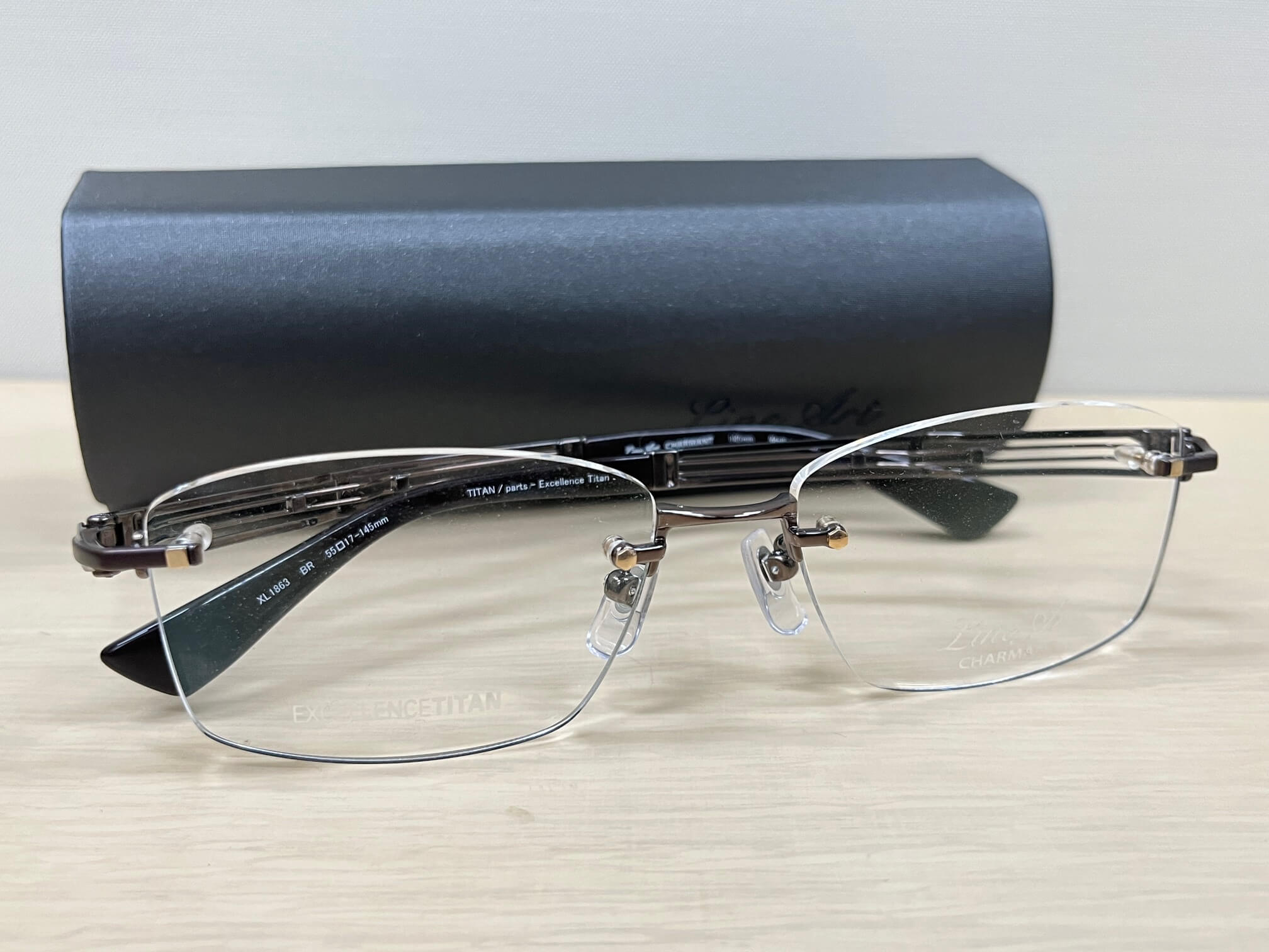 知的でクールなラインアートシャルマンXL1863ブラウン：軽さと快適さを