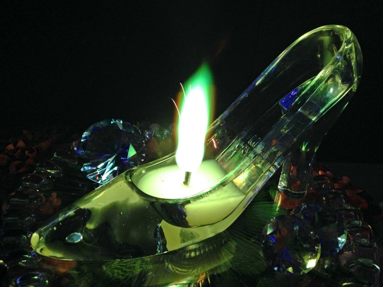 ガラスの靴キャンドル】プリンセス演出にぴったり！点火で3色に光る