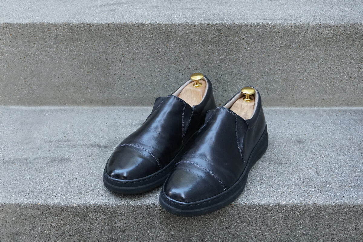 大人メンズにおすすめ『レザー・スリッポン』最強はシンプルに黒