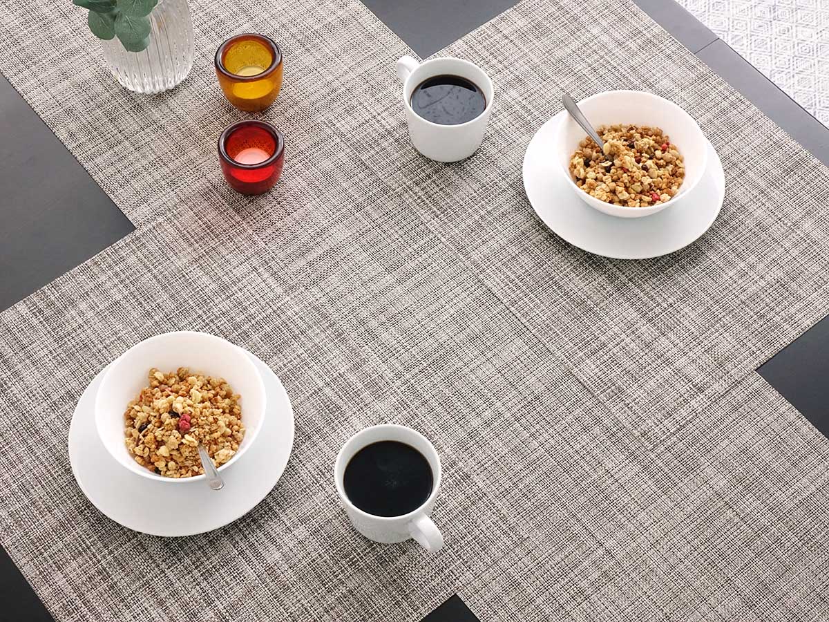 チルウィッチ テーブルランナー ライトグレイ シンプルな平織り