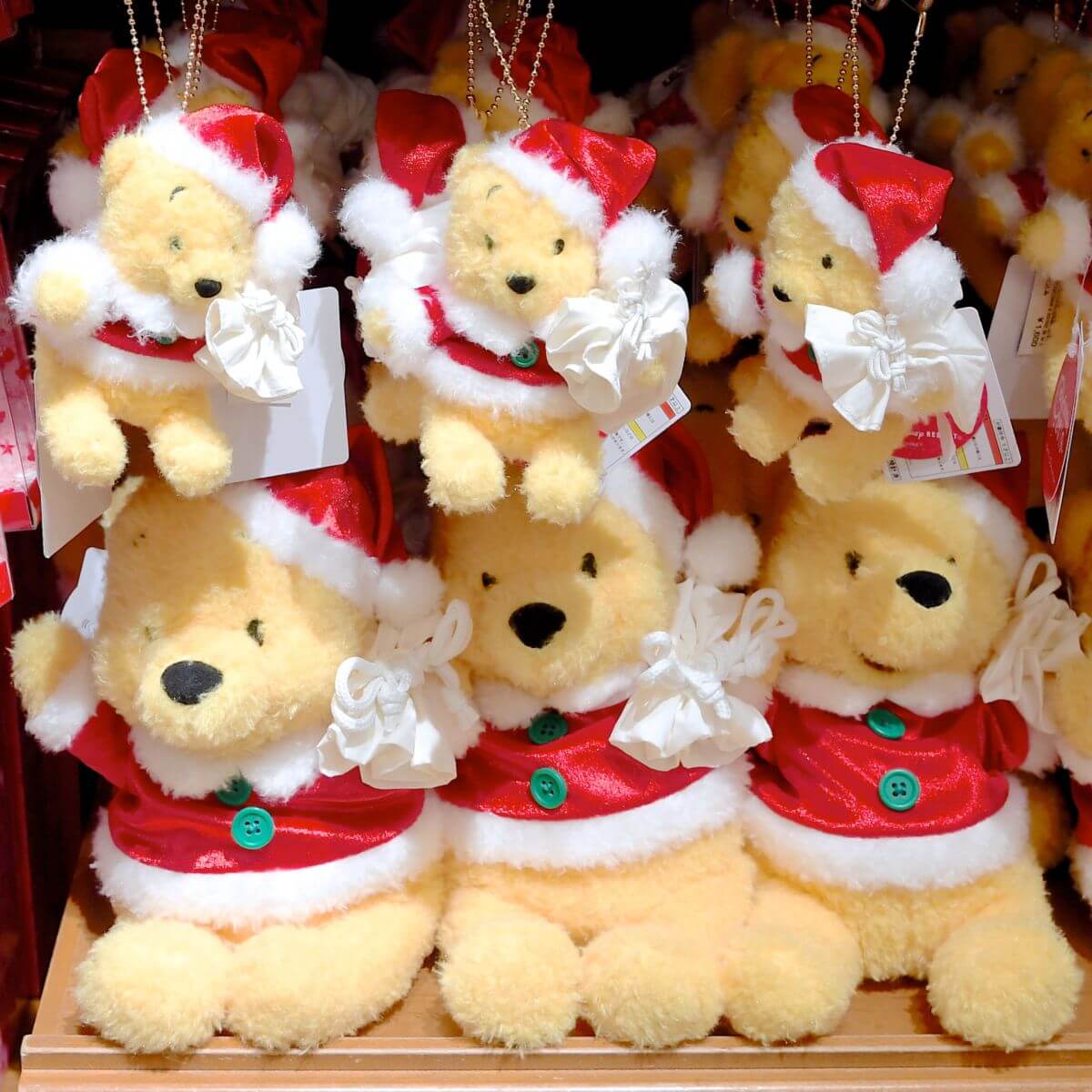 サンタコスチュームのプーさん＆ピグレット！東京ディズニーランド