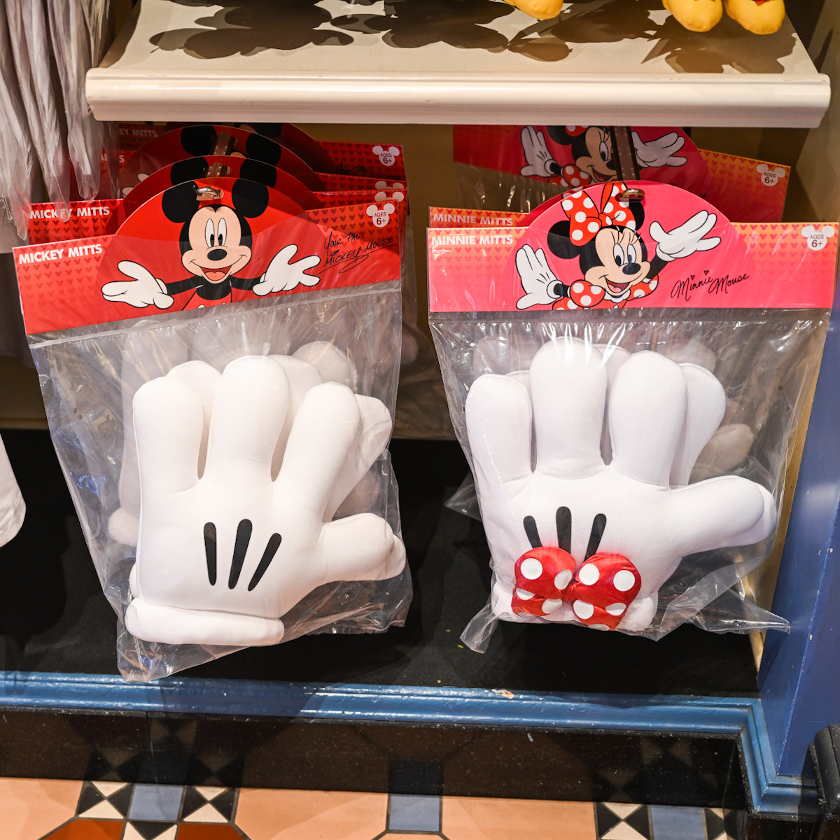 ミニーデザイン登場！東京ディズニーランド キャラクターミット -