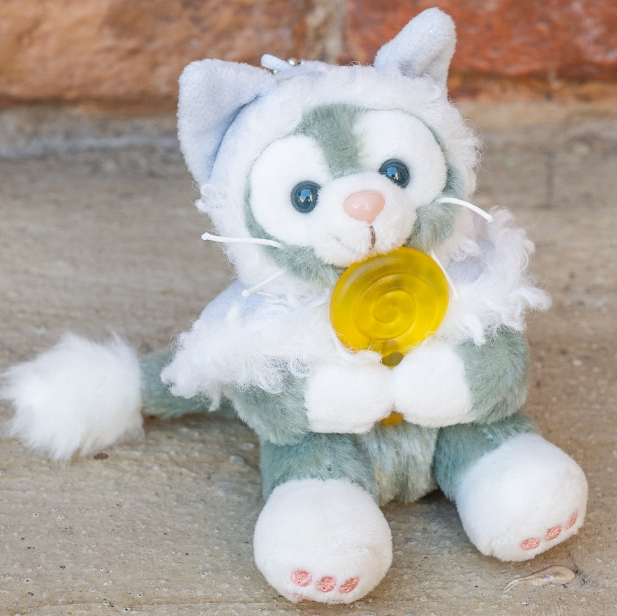 真っ白ふわもこコスチュームでキャンディーづくり！”ダッフィー